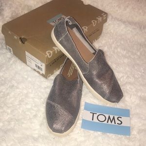 NWOT Pewter Metallic Leather TOMS
